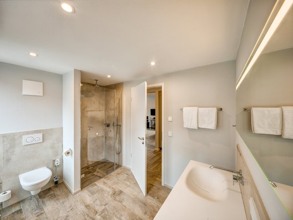 [Translate to Englisch:] Ein Bild von einem modernem Badezimmer in einer Ferienwohnung im Hotel Hafen Flensburg.