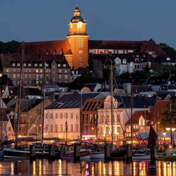 Das Hotel Hafen Flensburg bei Nacht aus Sicht des Ostufers.
