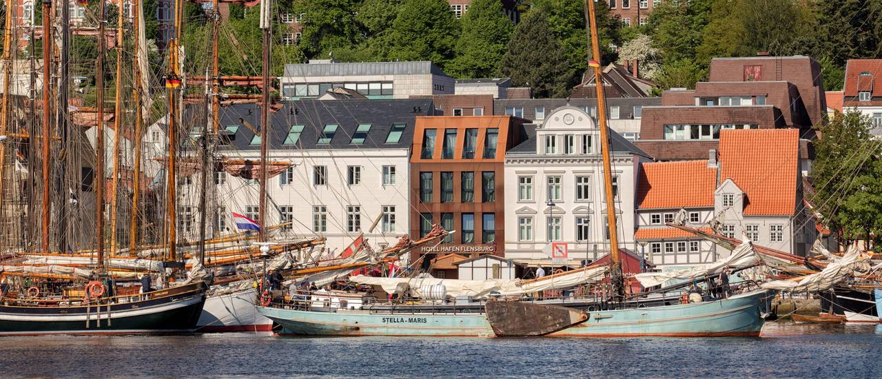 Hotel Hafen Flensburg Aufnahme während der Rumregatta 2017 mit zahlreichen Segelschiffen vor dem Hotel