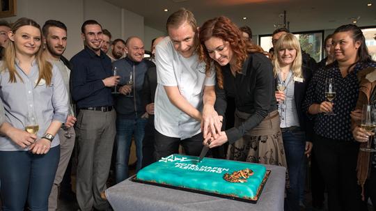 Björn Brinkmeier und Kirsten Herrmann schneiden die Torte zum Einjährigen an.
