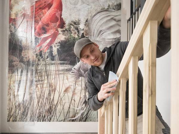 Handwerker schleift Treppengeländer im Wellnessbereich des Hotel Hafen Flensburg