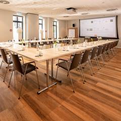 Der Tagungs- und Konferenzraum Herrenstall 1 und 2 mit Bestuhlung und passenden Tischen in U-Form sowie Tagungsausstattung.