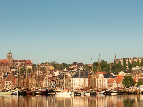 Hotel Hafen Flensburg Aufnahme während der Rumregatta 2017 mit zahlreichen Segelschiffen vor dem Hotel